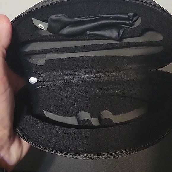 Oakley Black Textured Hard Shell Sunglasses Case - Picture 2 of 4